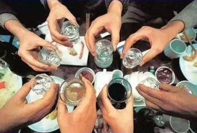 日飲半斤白酒，小伙竟現“女兒身”？揭秘酒精與激素的致命關聯