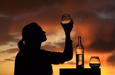 人生兩杯酒:一杯敬過往，一杯敬明天